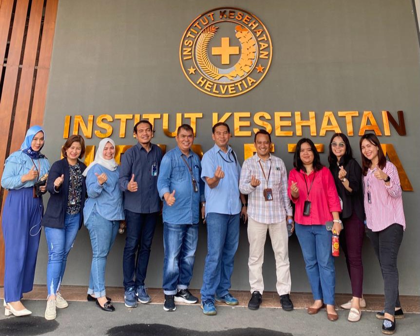 Foto: BERSAMA: Pincapem BRI KCP Kapten Muslim, Junaidi bersama lainnya, di Kampus Stikes Helvetia, Jumat (22/9). Istimewa