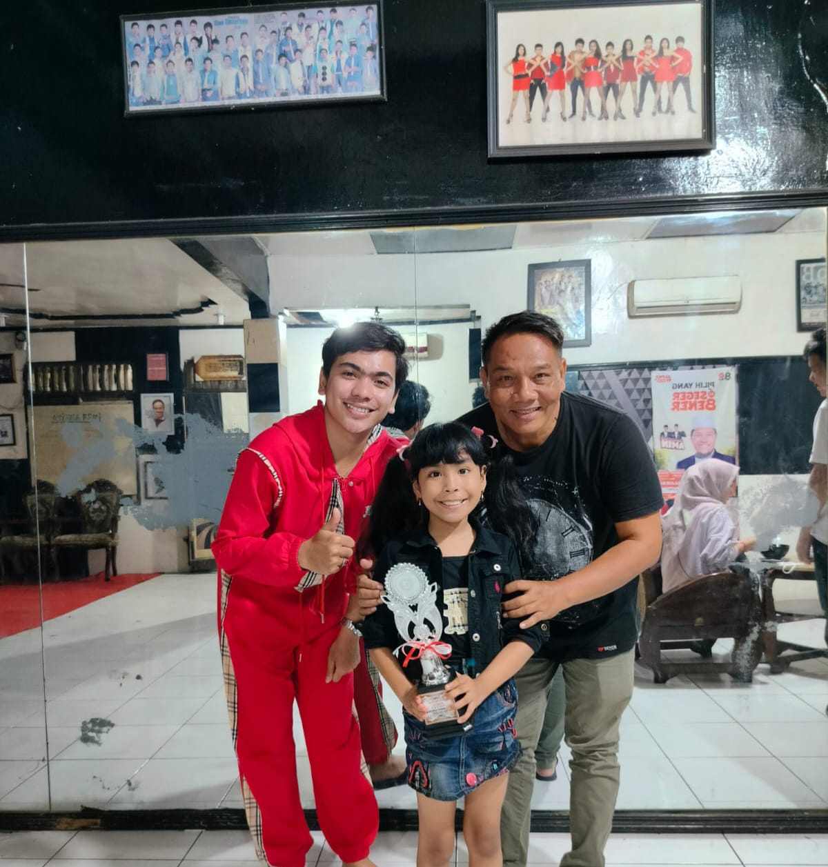 Aneira Nathania Putri Sinaga berfoto bersama dengan Iyo Coach ( pelatih) dari Raynex Modelling School dan Andika Production.Foto Ist