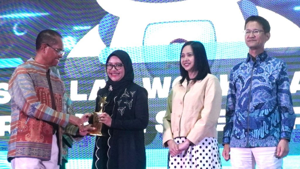 Reska Putri Ptaslita, Direktur Keuangan KAI Logistik (Kiri kedua, baju hitam) saat menerima penghargaan Stellar Workplace Award 2024.