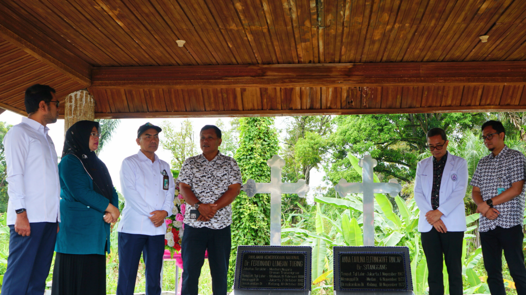 2-Tabur-bunga-di-makam-pahlawan-kesehatan-dr.-FL.-Tobing-ini-dalam-rangka-peringatan-Hari-Kesehatan-Nasional-HKN-ke-61-tahun-2025-1024x576 Tabur Bunga HKN ke-61, RS Adam Malik Ziarahi Makam Menkes dr FL Tobing di Tapteng