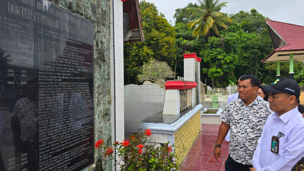 3-dr.-FL.-Tobing-dikenal-sebagai-pahlawan-kesehatan-dari-Sumut-pernah-menjadi-Menteri-Kesehatan-ad-interim-pada-1953-selain-menjabat-sejumlah-menteri-setelah-bertugas-sebagai-Gubernur-Sumut-1024x576 Tabur Bunga HKN ke-61, RS Adam Malik Ziarahi Makam Menkes dr FL Tobing di Tapteng