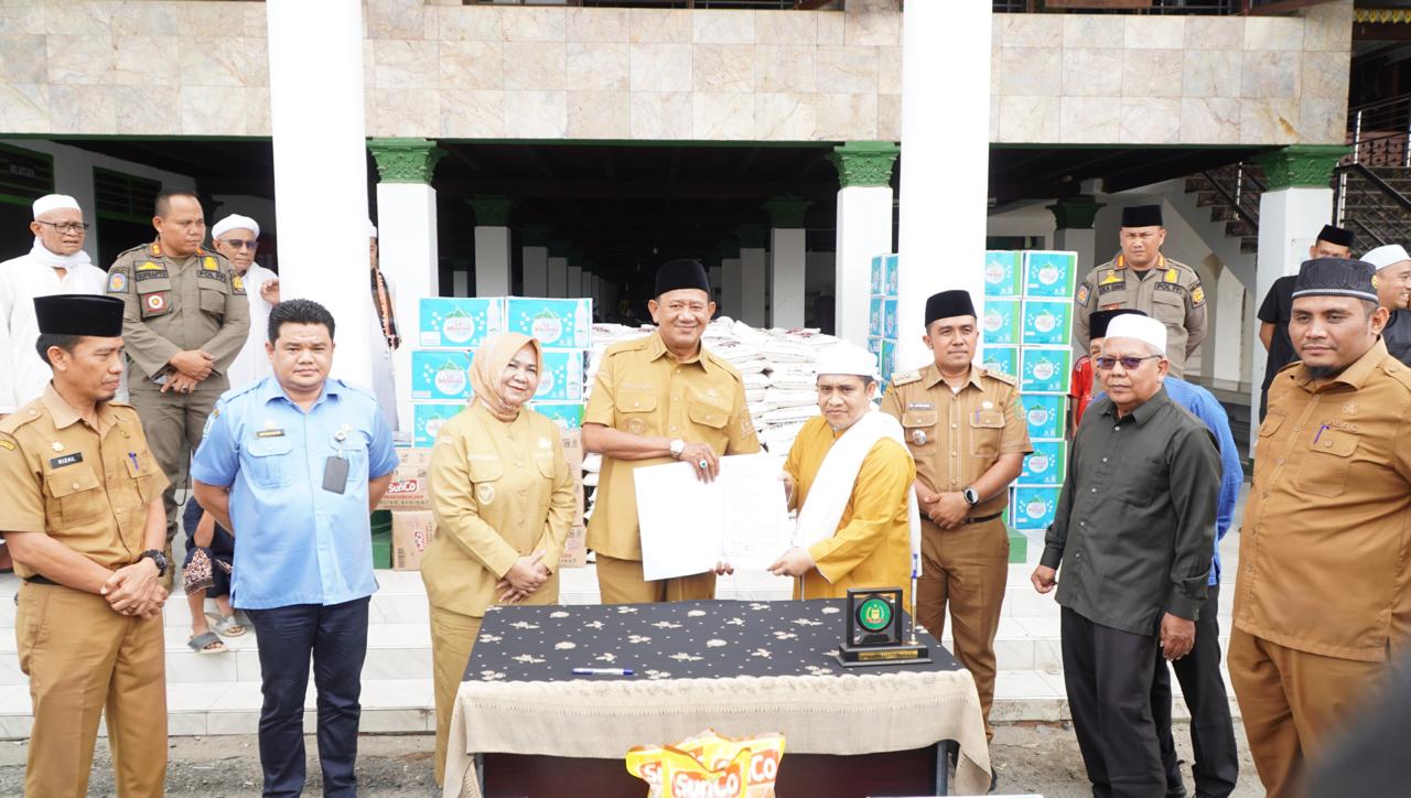 Syah Afandin Serahkan Bantuan untuk Haul Tuan Guru Besilam ke-102