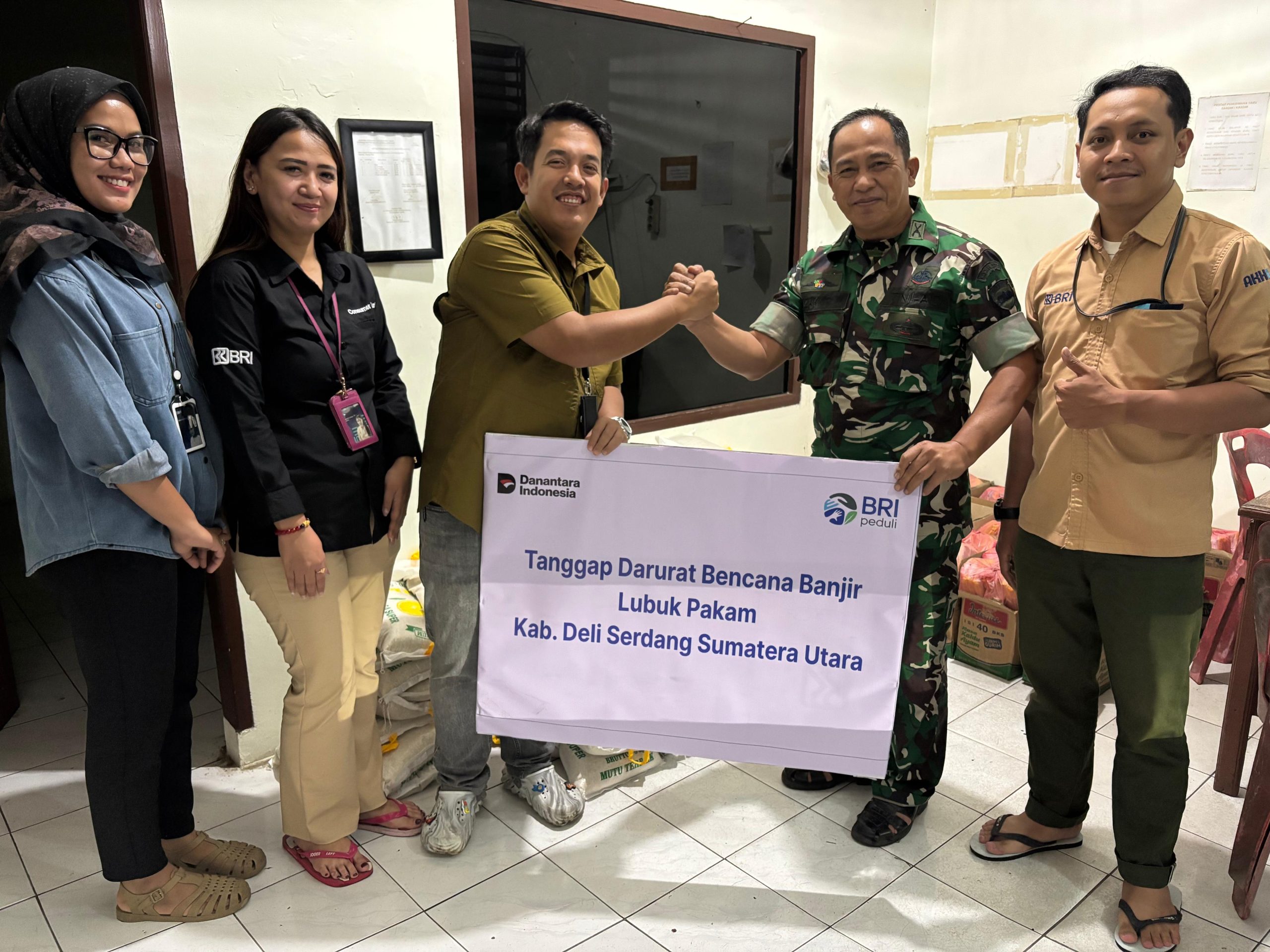 BRI Lubuk Pakam Peduli Berikan Bantuan Sembako Kepada Kodim 0204 Deli Serdang Untuk Disalurkan ke Warga Terdampak Banjir