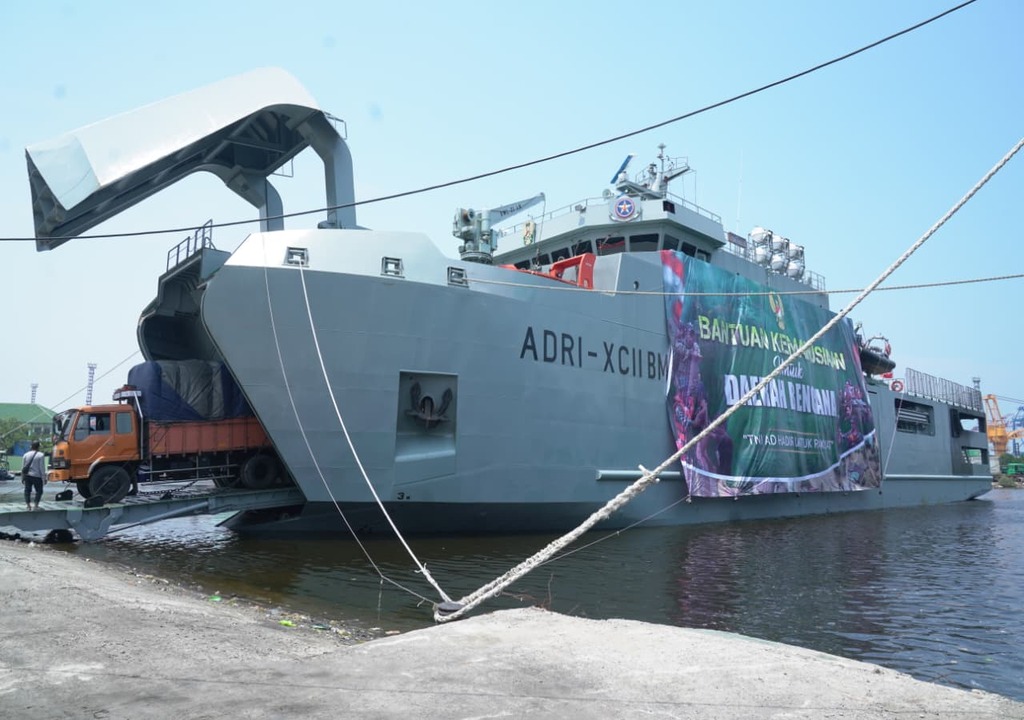 Kapal ADRI XCII-BM Angkut Bantuan Kemanusiaan ke Tiga Wilayah Terdampak Bencana di Sumatera