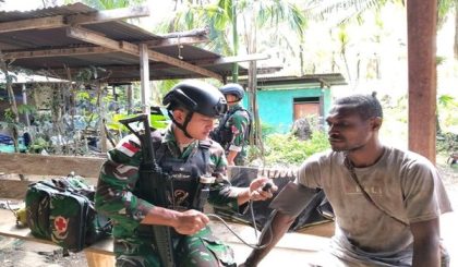 Perjuangan TNI di Ujung Timur Indonesia, Satgas Yonif 410/Alugoro Berikan Layanan Kesehatan Gratis bagi Warga Papua Barat