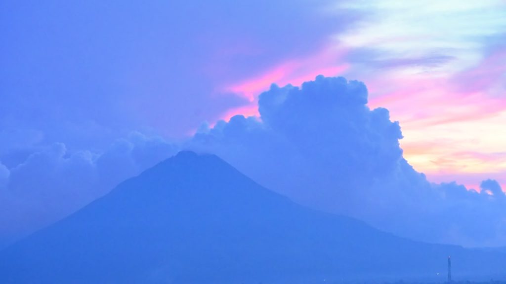 Asap Tebal Dari Puncak Gunung Sinabung