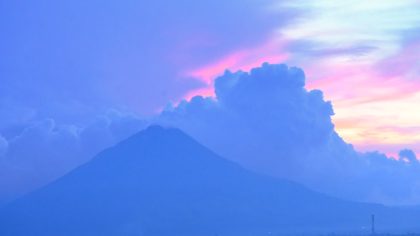 Asap Tebal Dari Puncak Gunung Sinabung