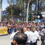 Ratusan Massa Laskar Merah Putih Berseragam Organisasi Demo Mapolres Tanah Karo