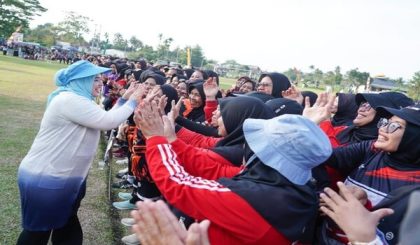 Festival Olahraga Tradisional Bola Kasti Antar Ibu-Ibu Berlangsung digelar di Lapangan Bola Kecamatan Pagar Merbau
