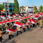 Pelaksanaan Parade Kirab Bendera Merah Putih Raksasa Sepanjang Ratusan Meter Yang Digelar Serentak Di 12 Kabupaten/Kota Wilayah Tugas Korem 011/Lilawangsa, Provinsi Aceh.