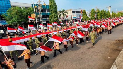 Pelaksanaan Parade Kirab Bendera Merah Putih Raksasa Sepanjang Ratusan Meter Yang Digelar Serentak Di 12 Kabupaten/Kota Wilayah Tugas Korem 011/Lilawangsa, Provinsi Aceh.