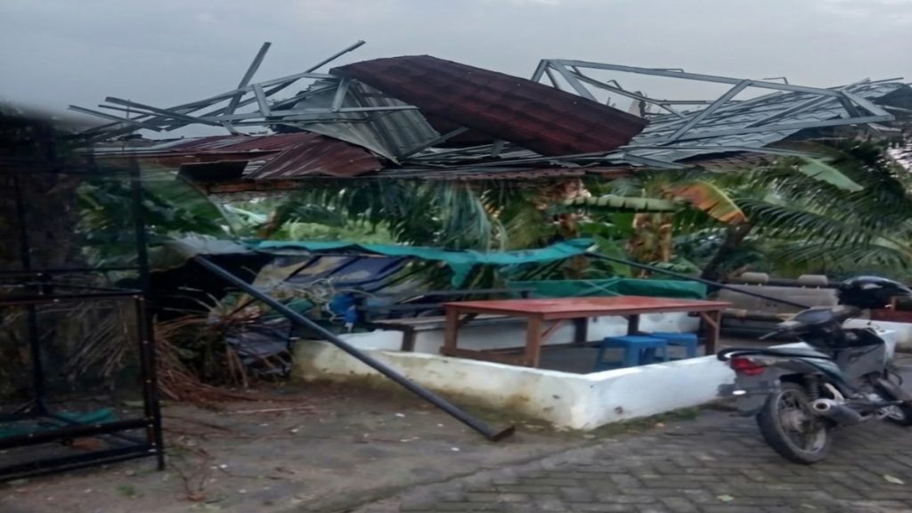 Permukiman Rumah Warga di Griya Permata IV Blok CC, Desa Tanjung Anom, Kecamatan Pancur Batu, Kabupaten Deli Serdang. Mengalami Kerusakan Parah, Setelah Cuaca Ekstrem Disertai Angin Puting Beliung Menerjang Kawasan Tersebut