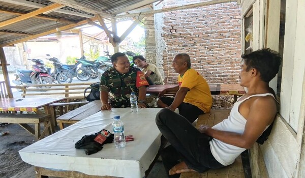 Babinsa Koramil 03/Parongil Kodim 0206/Dairi, Serma Tumpal Padang, Mengingatkan Warga Agar Tidak Membersihkan Ladang Dengan Cara Membakar