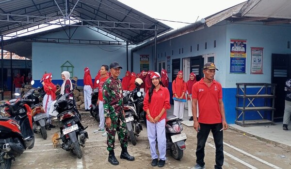 Babinsa Koramil 12/HP Latih Upacara dan Drumband Sambut HUT Ke-81 Kemerdekaan RI
