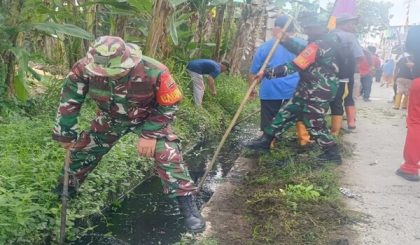 Sambut HUT Kemerdekaan RI, Koramil 0201-11/MD Bersama Forkopimcam Gelar Gotong Royong Bersihkan Lingkungan