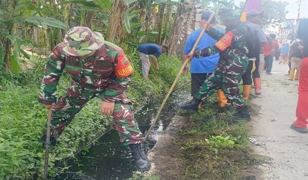 Sambut HUT Kemerdekaan RI, Koramil 0201-11/MD Bersama Forkopimcam Gelar Gotong Royong Bersihkan Lingkungan
