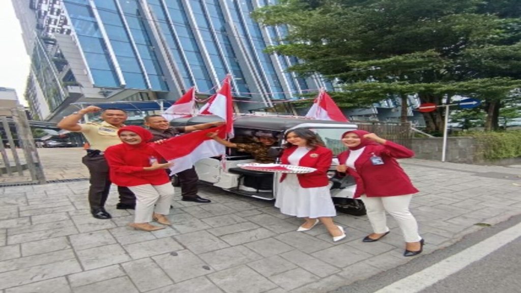 BRI Branch Office Medan Putri Hijau Kobarkan Semangat Kebangsaan, Bagikan Bendera Merah Putih Jelang HUT ke-81 Kemerdekaan RI