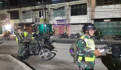 Patroli Motoris, Babinsa Koramil 0201-03/MD Pantau Keamanan dan Sapa Warga