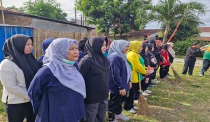 Jelang HUT Ke-81 RI, Babinsa Koramil 0201-02/MT Ajak Warga Peduli Kebersihan dan Penghijauan