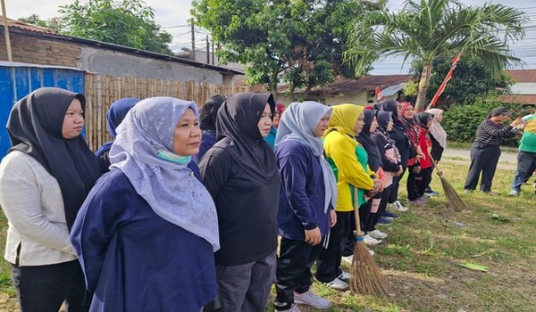 Jelang HUT Ke-81 RI, Babinsa Koramil 0201-02/MT Ajak Warga Peduli Kebersihan dan Penghijauan