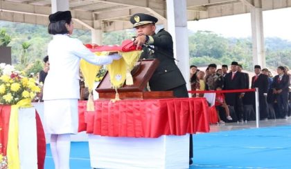 Dandim 0206/Dairi Pimpin Upacara Penurunan Bendera HUT ke-81 RI di Pakpak Bharat