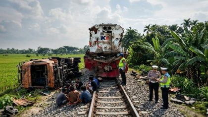 Dump Truk Hancur Dihantam KA Putri Deli di Perbaungan, Sopir Dump Truk!!!