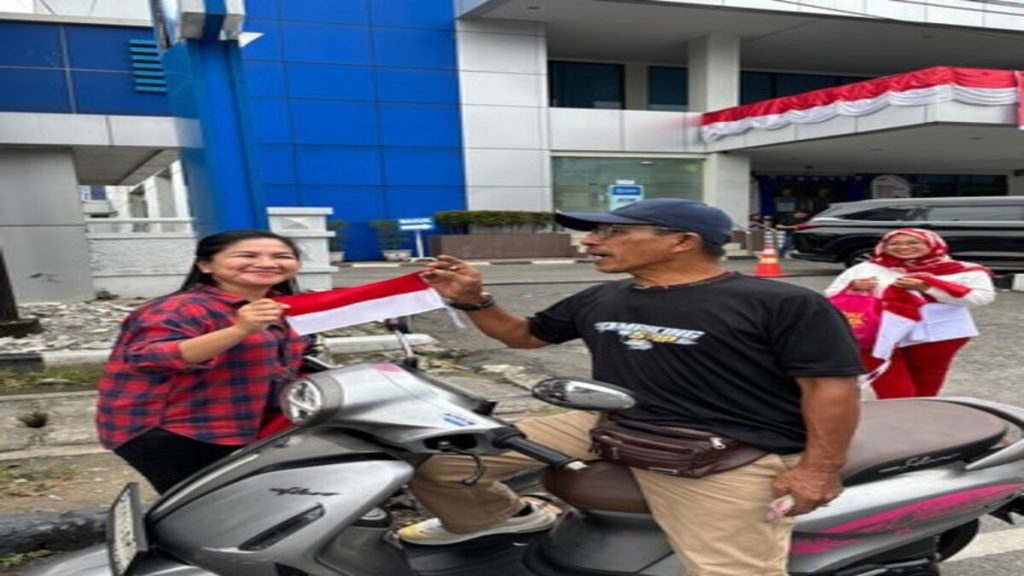 BRI Branch Office Medan Iskandar Muda Bagikan Bendera Merah Putih Kepada Masyarakat, Dalam Rangka Memeriahkan Hari Ulang Tahun (HUT) Ke-81 Kemerdekaan Republik Indonesia