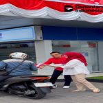 BRI BO Medan Sisingamangaraja Bagikan Bendera Merah Putih di HUT ke-81 Kemerdekaan RI