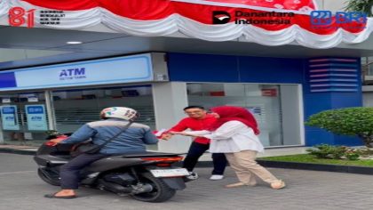 BRI BO Medan Sisingamangaraja Bagikan Bendera Merah Putih di HUT ke-81 Kemerdekaan RI