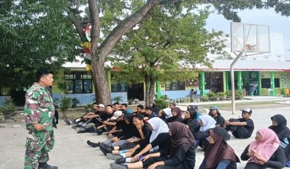 Jelang HUT ke-81 RI, Babinsa Koramil 0201-11/MD Latih Paskibra Kecamatan Medan Deli