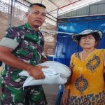 Babinsa Kawal Penyaluran Beras Bulog untuk 370 KK