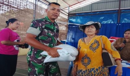 Babinsa Kawal Penyaluran Beras Bulog untuk 370 KK