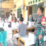 Babinsa Dampingi Penyaluran Bantuan Pangan untuk Warga