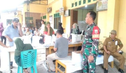 Babinsa Dampingi Penyaluran Bantuan Pangan untuk Warga
