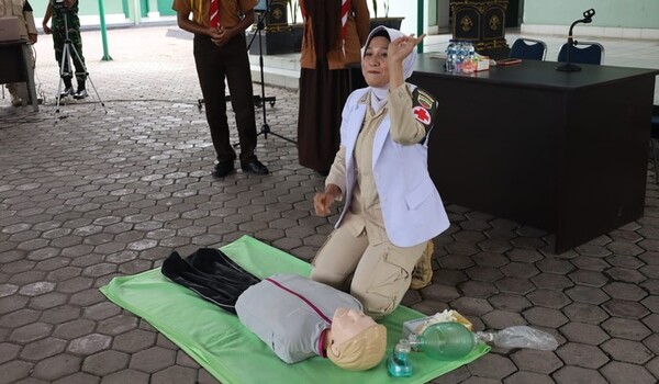 Kodim 0206/Dairi Bekali Pelajar Keterampilan Bantuan Hidup Dasar