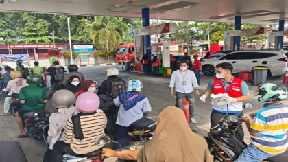Pertamina Patra Niaga Sumbagut Pantau Dampak Karhutla, Salurkan Bantuan di Padang
