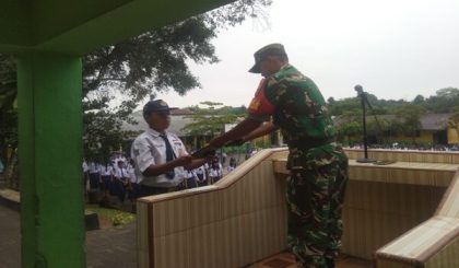 Babinsa Koramil 0201-07/MT Jadi Pembina Upacara di SMPN 31 Medan