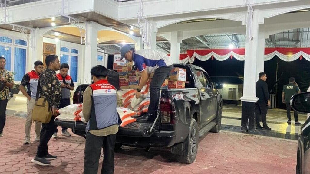 Pertamina Patra Niaga Gerak Cepat, Salurkan Bantuan Masyarakat Terdampak Banjir Bandang "Galodo" di Solok