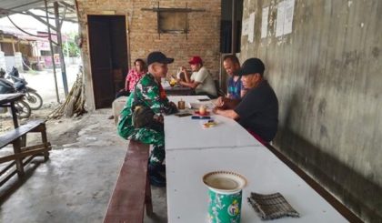 Perkuat Kemanunggalan TNI dan Rakyat, Babinsa Koramil 14/PB Aktif Komsos di Deli Serdang