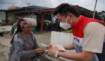 Pertamina Patra Niaga Regional Sumbagut Salurkan Bantuan Pasca Erupsi Gunung Sinabung di Kabupaten Karo