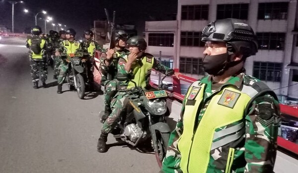 Babinsa Koramil 0201-03/MD Tingkatkan Keamanan Wilayah Lewat Patroli Motoris