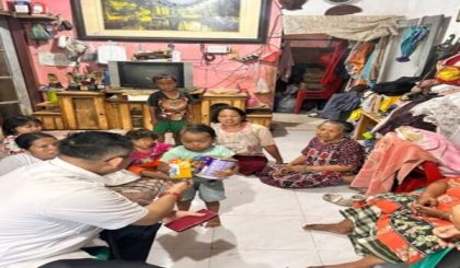 Peduli Anak Stunting, Ketua DPRD Medan Wong Chun Sen Salurkan Susu dan Vitamin Gratis
