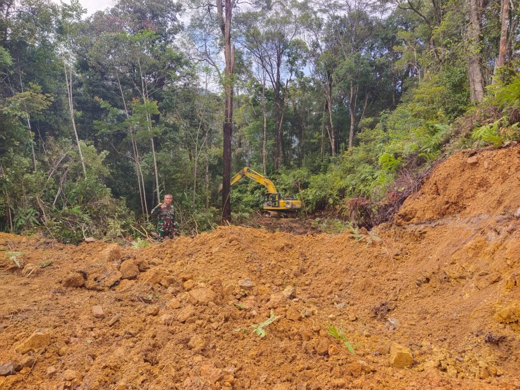 Pembukaan Jalan TMMD ke-130 Kodim 0206/Dairi