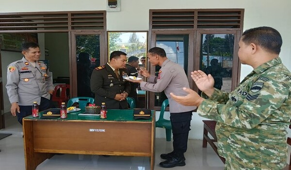 Polisi Datang Bawa Kue Tart