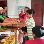 Penyaluran Pemberian Makanan Tambahan (PMT) Bagi Empat Balita di Kantor Kepala Desa Buluh Telang