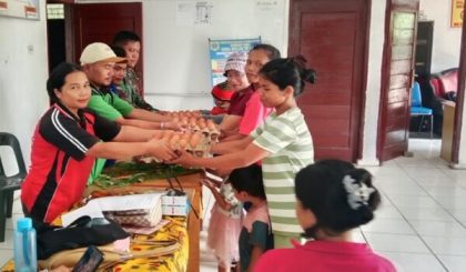 Penyaluran Pemberian Makanan Tambahan (PMT) Bagi Empat Balita di Kantor Kepala Desa Buluh Telang