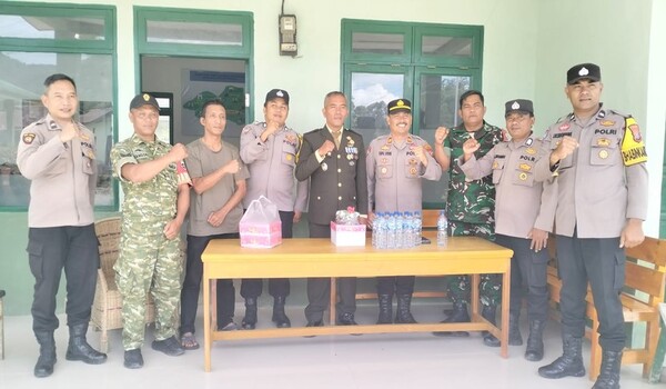 Kapolsek Salak Bawa Kejutan Manis untuk TNI