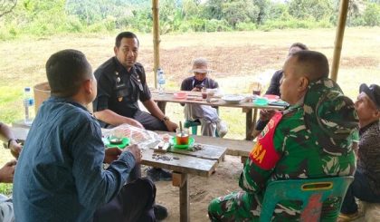 Babinsa dan Pejabat Kecamatan Bahas Potensi Pertanian Warga STTU Jehe