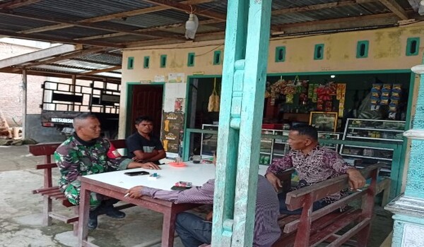 Babinsa Koramil 07/Salak, Kodim 0206/Dairi, Serka Ramson Sitohang, bersama Kepala Desa Kuta Tinggi